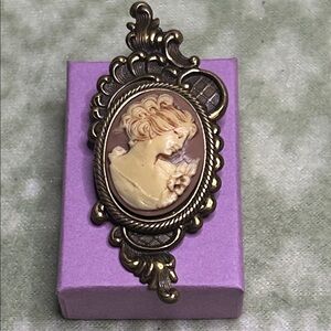 New Vintage Purple Cameo Brooch Pendant - Vintage-Inspired Women's Jewelry